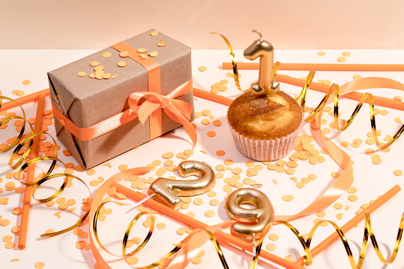 primer plano envuelto caja regalo mesa 23 2148578934