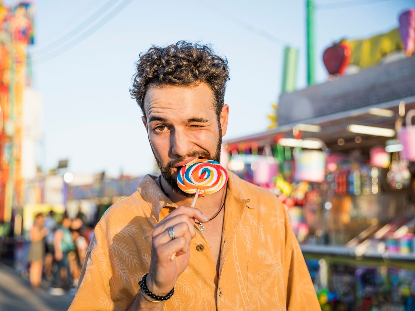 retrato joven disfrutando paleta 23 2148281590